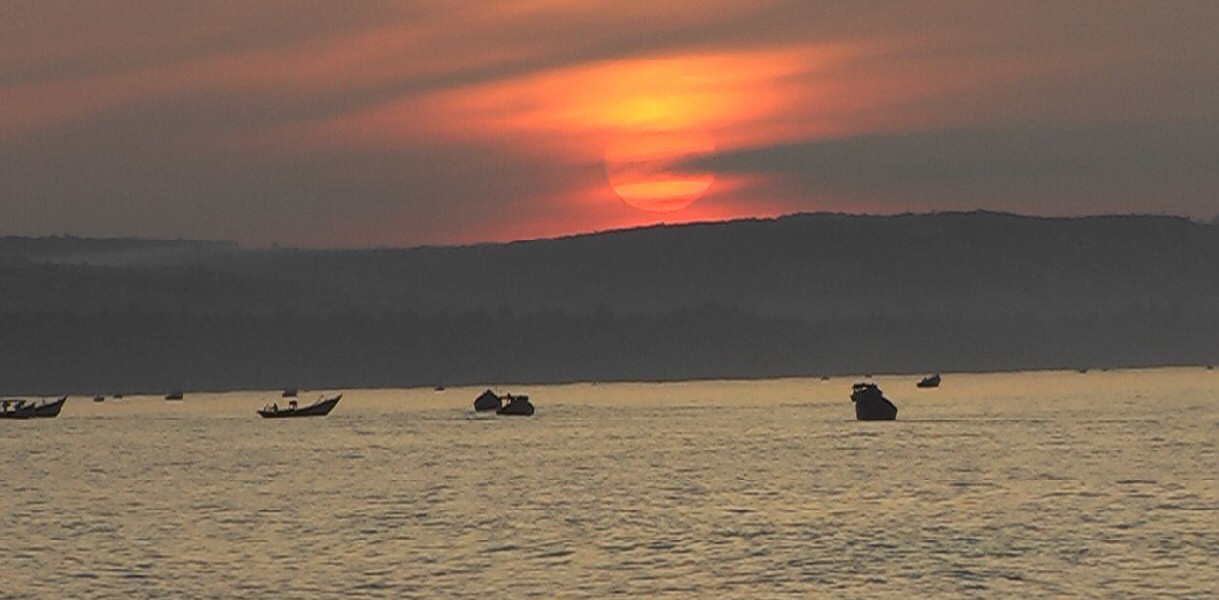 Sonnenaufgang und Fischerboote am Strand von Mui Ne